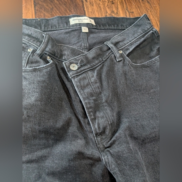 Abercrombie & Fitch The Dad High Rise Criss Cross Jeans in Black - Picture 4 of 8
